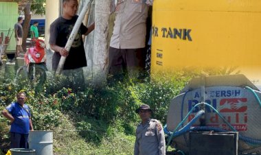 Polres-Nagekeo-Polda-NTT-Distribusikan-Air-Bersih-Bagi-Warga-Terdampak-Banjir-di-Kecamatan-Mauponggo