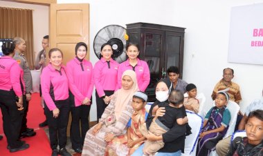 Ketua-Umum-Bhayangkari-Tinjau-Bakti-Kesehatan-di-Ende,-Warga-Antusias