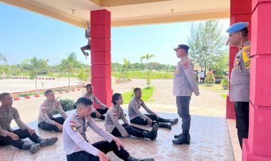 TRADISI-PENYAMBUTAN-DAN-PEMBEKALAN-BINTARA-REMAJA-(-BAJA-)-OLEH-WAKAPOLRES-SUMBA-BARAT-DAYA