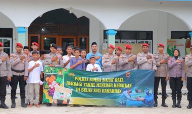Polres-Sumba-Barat-Daya-Bagikan-Takjil,-Wujudkan-Kepedulian-di-Bulan-Suci-Ramadhan