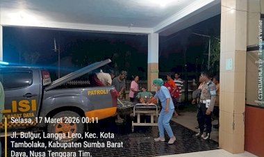 Personil-Polsek-Kodi-Bantu-Evakuasi-Pasien-Darurat-ke-RS-Karitas-Waitabula