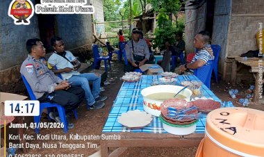 POLSEK-KODI-UTARA-BERSAMA-MASYARAKAT-DAN-PELAJAR-MELAKSANAKAN-GOTONG-ROYONG-PERBAIKAN-JALAN-BERLUBANG
