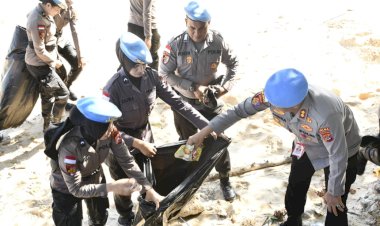 Kabidpropam-Polda-NTT-Pimpin-Penyematan-Baret-Biru-dan-Aksi-Bersih-Pantai-Pasir-Panjang