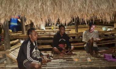 Bhabinkamtibmas-Polres-Sumba-Barat-Daya-Intensifkan-Patroli-Malam-dan-Sambang-Warga,-Sampaikan-Imbauan-Kamtibmas-di-Desa-Ana-Goka