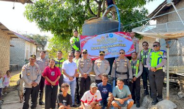 Satlantas-Polres-Sumba-Barat-Daya-Distribusikan-Air-Bersih-untuk-Warga-dalam-Rangka-HUT-Bhayangkara-ke-80