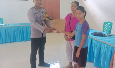 Bhabinkamtibmas-Desa-Mawo-Dana-Dampingi-Penyaluran-BLT-dan-Sampaikan-Pesan-Kamtibmas-kepada-Warga