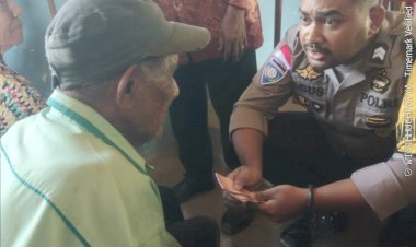 Bhabinkamtibmas-Polsek-Kota-Tambolaka-Hadiri-Penyaluran-BLT-Dana-Desa-Ekstrem-Tahap-I-di-Desa-Wee-Renna