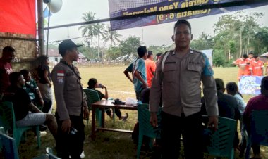 Personel-Polsek-Wewewa-Timur-Amankan-Turnamen-Sepak-Bola-Mini-GKS-Jemaat-Tanah-Kombuka,-Berlangsung-Aman-dan-Lancar