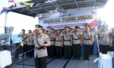 Peringati-Hari-Bhayangkara-ke-80,-Kapolda-NTT-Pimpin-Upacara-Tabur-Bunga-di-Perairan-Bolok-Kupang