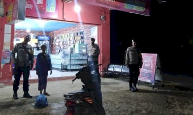 Patroli-Cipta-Kondisi-Polsek-Wewewa-Timur-Perkuat-Kamtibmas,-Ajak-Warga-Tolak-Miras-dan-Perjudian