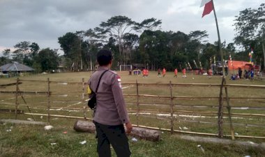 Polsek-Wewewa-Timur-Amankan-Turnamen-Sepak-Bola-Mini-GKS-Jemaat-Tanah-Kombuka,-Pertandingan-Berlangsung-Aman-dan-Kondusif