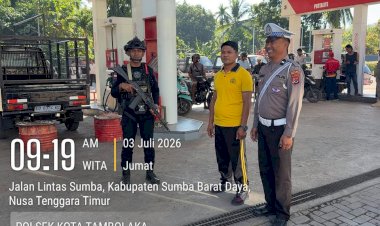 Polsek-Kota-Tambolaka-Laksanakan-Pengamanan-dan-Pengawasan-SPBU,-Pastikan-Distribusi-BBM-Berjalan-Aman-dan-Tertib