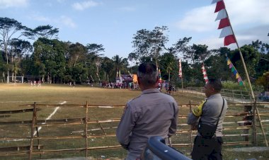 Polsek-Wewewa-Timur-Amankan-Turnamen-Sepak-Bola-Mini-GKS-Jemaat-Tanah-Kombuka,-Pertandingan-Berlangsung-Aman-dan-Kondusif