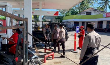 Sat-Samapta-Polres-Sumba-Barat-Daya-Laksanakan-Pengamanan-dan-Edukasi-di-SPBU-Radamata
