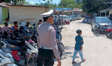 Satlantas-Polres-Sumba-Barat-Daya-Laksanakan-Pengamanan-dan-Pengaturan-Arus-Lalu-Lintas-saat-Salat-Jumat-di-Masjid-Agung-Al-Falah
