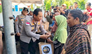 MAUMERE-–-Kapolda-Nusa-Tenggara-Timur-(NTT)-Irjen-Pol-Dr.-Rudi-Darmoko,-S.I.K.,-M.Si.,-menyalurkan-100-paket-bantuan-kepada-warga-terdampak-gempa-bumi-di-Kabupaten-Sikka,-Sabtu-(15/8/2026).