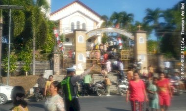 Satlantas-Polres-Sumba-Barat-Daya-Amankan-Ibadah-Minggu-dan-Atur-Arus-Lalu-Lintas-di-Gereja-Katedral-Roh-Kudus