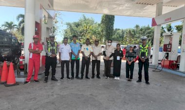 Satlantas-Polres-Sumba-Barat-Daya-Amankan-dan-Tertibkan-Aktivitas-di-SPBU-Taworara