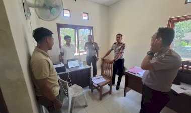 Kasiwas-dan-Kasi-Humas-Polres-Sumba-Barat-Daya-Monitoring-Pelaksanaan-Tugas-Personel-Polsek-Kota-Tambolaka