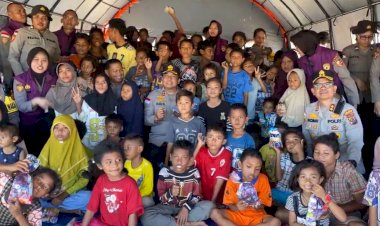 Anak-Anak-Korban-Gempa-Tak-Boleh-Kehilangan-Harapan,-Pesan-Kapolda-NTT-di-Tengah-Pengungsian