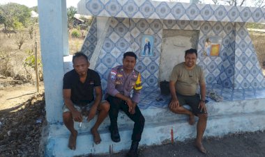 Bhabinkamtibmas-Polsek-Kota-Tambolaka-Sambangi-Warga-Desa-Pogotena,-Ajak-Jaga-Kamtibmas