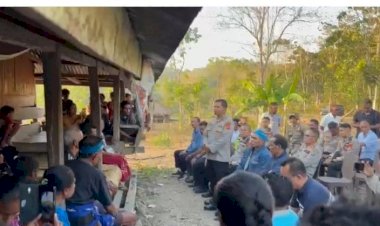 Sampaikan-Duka-Cita,-PJU-Polda-NTT-Bersama-Kapolres-Sumba-Barat-Melayat-ke-Rumah-Duka-Korban-Penembakan