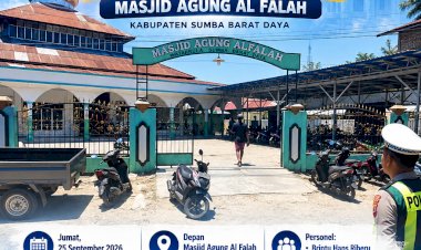Satlantas-Polres-Sumba-Barat-Daya-Amankan-dan-Atur-Arus-Lalu-Lintas-Saat-Salat-Jumat-di-Masjid-Agung-Al-Falah