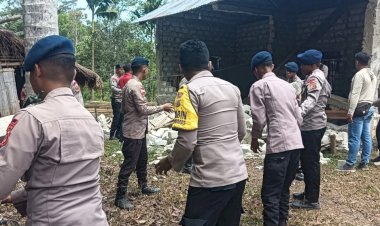Brimob-dan-Bhabinkamtibmas-Bersihkan-Puing-Rumah-Warga-Terdampak-Gempa-di-Desa-Leteloko