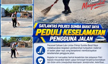 Satlantas-Polres-Sumba-Barat-Daya-Bersihkan-Material-di-Badan-Jalan,-Wujudkan-Keselamatan-Pengguna-Jalan
