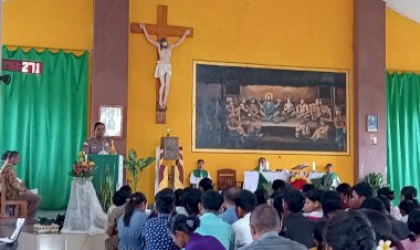 MINGGU-KASIH,-POLSEK-KODI-UTARA-HADIR-DI-TENGAH-UMAT-GEREJA-KATOLIK-STA.-MARIA-ASUMPTA-HOMBA-KARIPIT