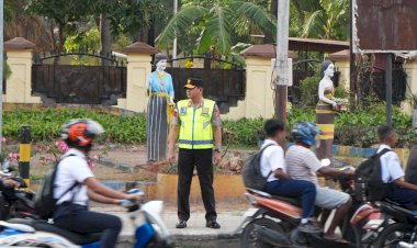 Tak-Hanya-Memberi-Arahan,-Kapolda-dan-Wakapolda-NTT-Turun-Langsung-Atur-Lalu-Lintas-di-Jam-Sibuk-Pagi