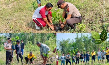 POLISI-BERSAMA-MASYARAKAT,-POLSEK-WEWEWA-BARAT-TANAM-12-BIBIT-POHON-MAHONI-MELALUI-PROGRAM-GREEN-POLICING