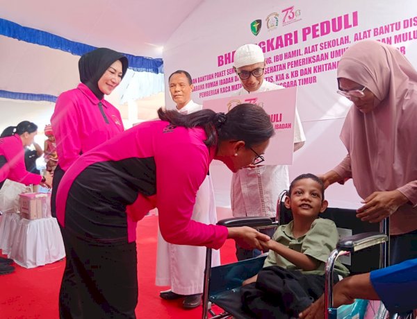 Ketua Umum Bhayangkari Salurkan 5.000 Paket Bansos, Gelar Bakti Kesehatan dan Religi di NTT