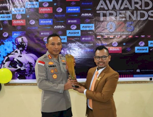 Seminar-Nasional-Peringati-Hari-Pahlawan-2025,-Kapolres-Sikka-Terima-Penghargaan-“Best-Inspiring-and-Visionary”-dari-Indonesia-Visionary-Leader