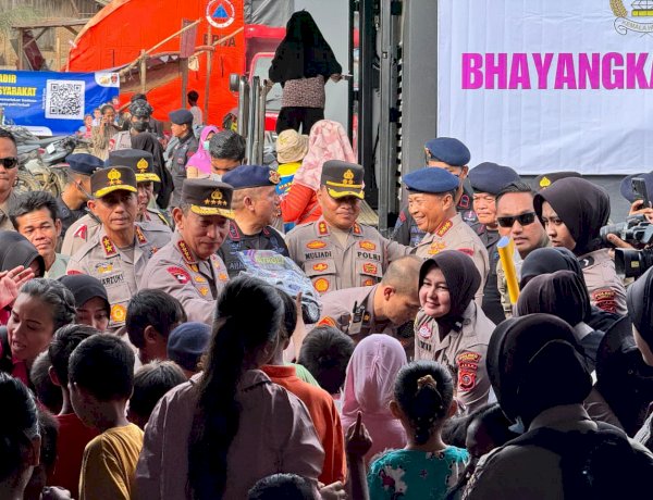 Kapolri-Tinjau-Posko-Pengungsian-di-Aceh-Tamiang,-Salurkan-Bantuan-ke-Korban-Bencana