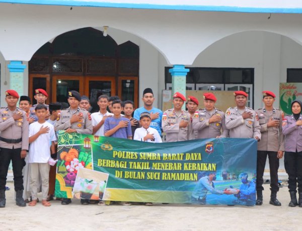 Polres-Sumba-Barat-Daya-Bagikan-Takjil,-Wujudkan-Kepedulian-di-Bulan-Suci-Ramadhan