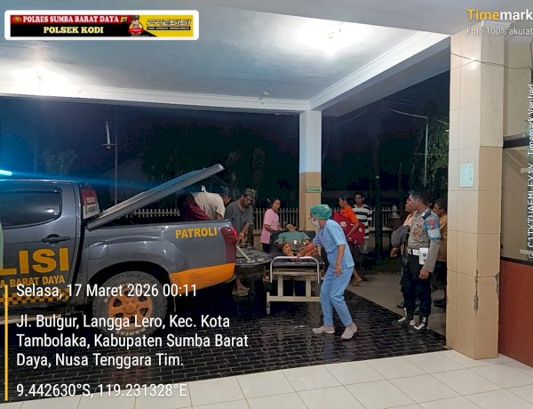 Personil-Polsek-Kodi-Bantu-Evakuasi-Pasien-Darurat-ke-RS-Karitas-Waitabula