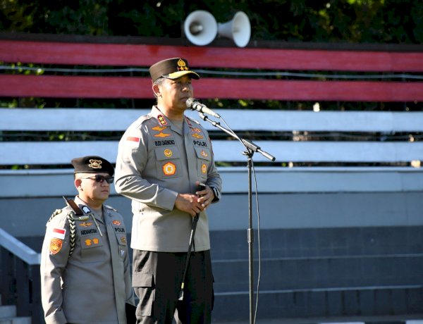 Kapolda-NTT-Berikan-Penghargaan-kepada-Personel-Berprestasi,-Tekankan-Semangat-Pengabdian-dan-Integritas