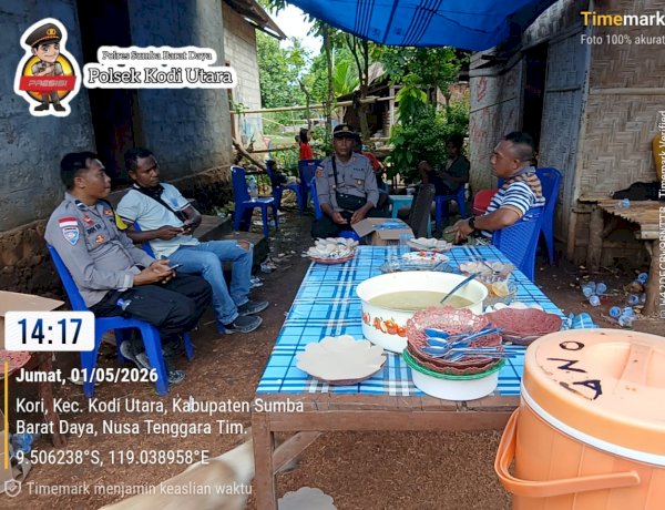 POLSEK KODI UTARA BERSAMA MASYARAKAT DAN PELAJAR MELAKSANAKAN GOTONG ROYONG PERBAIKAN JALAN BERLUBANG