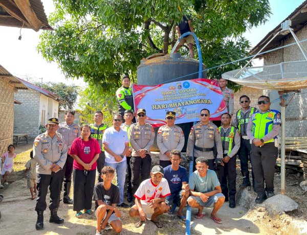 Satlantas Polres Sumba Barat Daya Distribusikan Air Bersih untuk Warga dalam Rangka HUT Bhayangkara ke-80