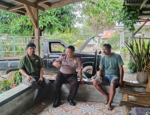 Bhabinkamtibmas Polsek Kota Tambolaka Sambangi Warga Desa Pogotena, Sampaikan Imbauan Kamtibmas Secara Humanis