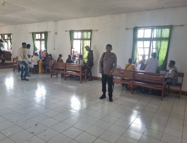 Bhabinkamtibmas Polsek Kodi Bangedo Amankan Penyaluran Bansos Sembako dan PKH kepada 2.739 Keluarga Penerima Manfaat