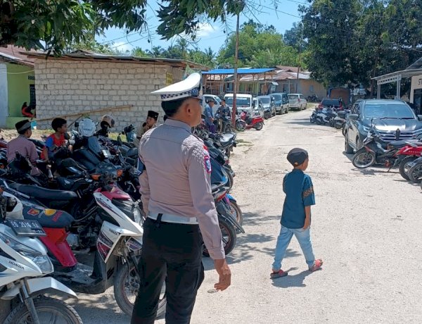 Satlantas Polres Sumba Barat Daya Laksanakan Pengamanan dan Pengaturan Arus Lalu Lintas saat Salat Jumat di Masjid Agung Al Falah