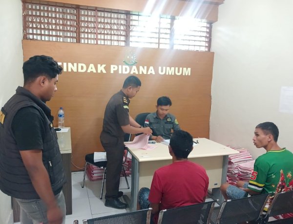 Satreskrim Polres Sumba Barat Daya Limpahkan Dua Tersangka Kasus Pencurian Beserta Barang Bukti ke Kejaksaan Negeri Sumba Barat