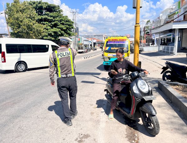 Unit Patwal Satlantas Polres Sumba Barat Daya Intensifkan Patroli dan Pengaturan Lalu Lintas di Kota Tambolaka