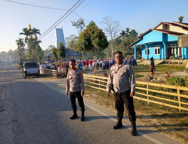 Polsek Wewewa Timur Amankan Lomba Gerak Jalan Indah Antar Kelas Sambut HUT ke-81 RI