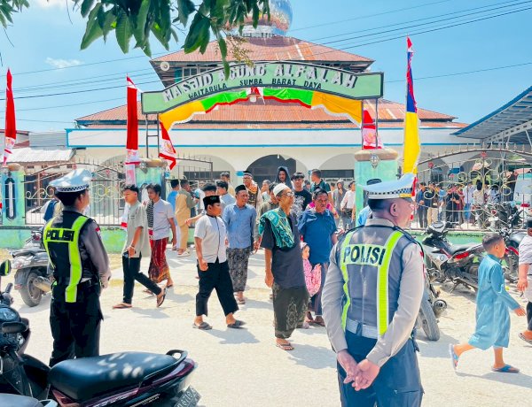 SATLANTAS POLRES SUMBA BARAT DAYA LAKSANAKAN PENGAMANAN DAN PENGATURAN SHOLAT JUMAT DI MASJID AGUNG AL FALAH