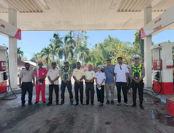 Satlantas Polres Sumba Barat Daya Amankan dan Tertibkan Aktivitas di SPBU Radamata