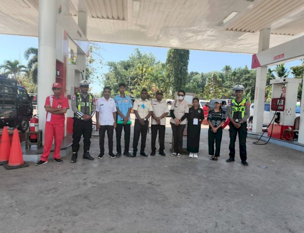 Satlantas Polres Sumba Barat Daya Amankan dan Tertibkan Aktivitas di SPBU Taworara