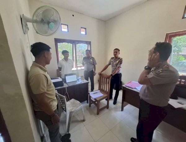 Kasiwas dan Kasi Humas Polres Sumba Barat Daya Monitoring Pelaksanaan Tugas Personel Polsek Kota Tambolaka